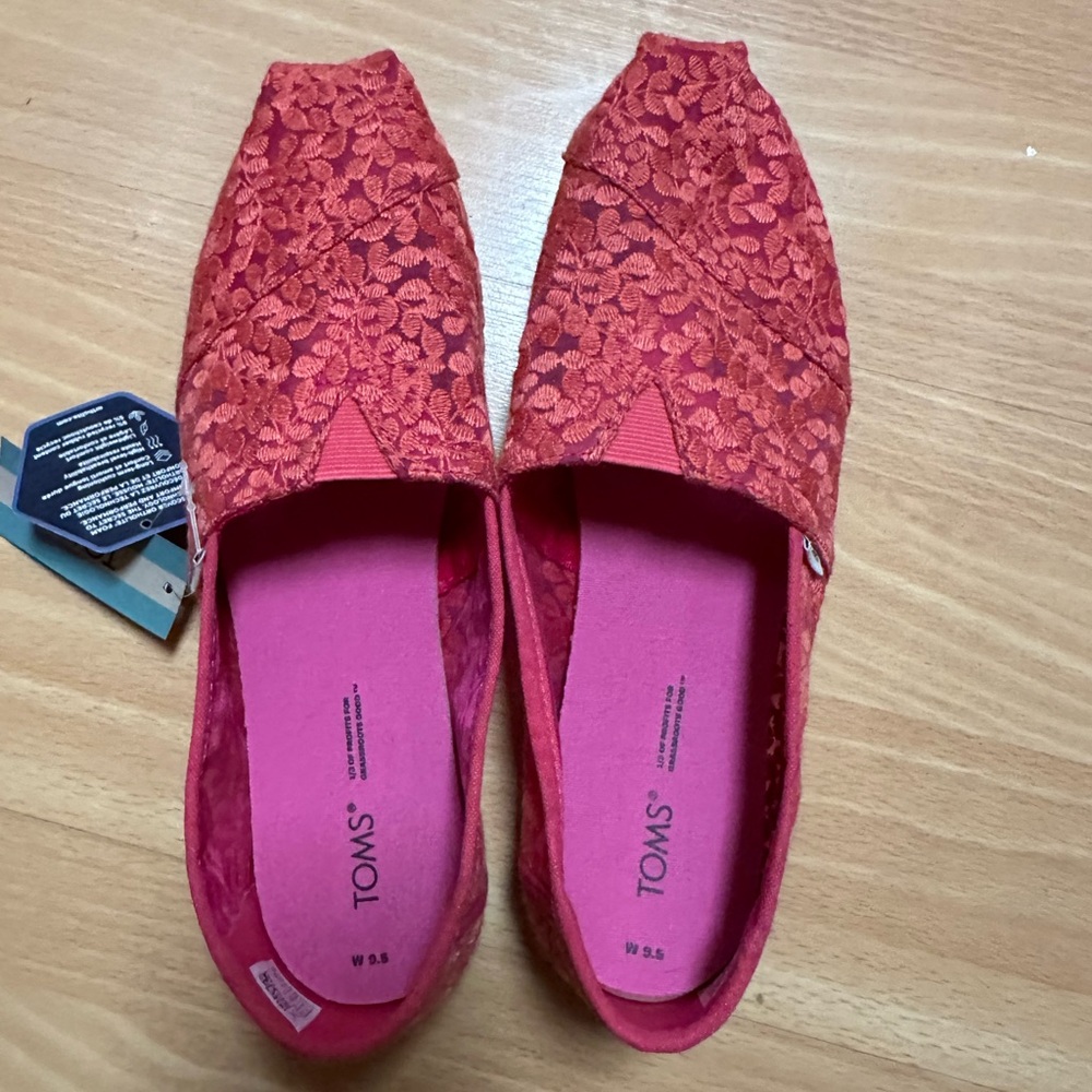 TOMS floral embroidered alpargatas size 9.5 NWT